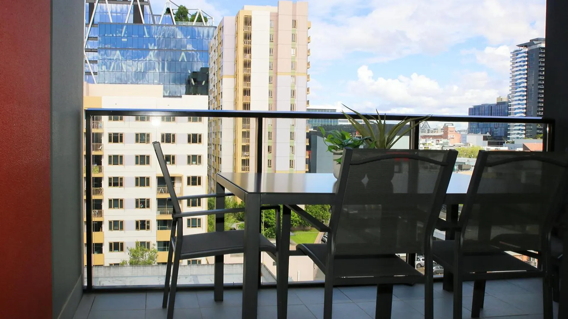 Modern 2Br At A Prime Location With Balcony Apartment Brisbane